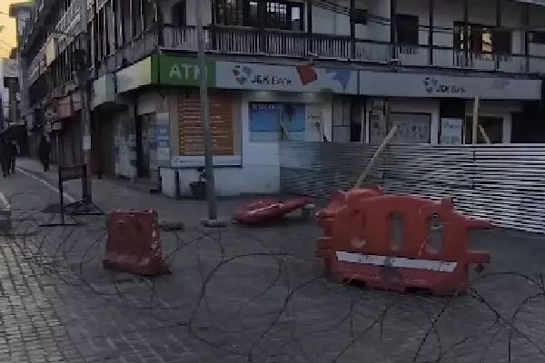Kashmir में कानून-व्यवस्था बनाए रखने के लिए पाबंदियां लगाई गईं; स्कूल, कॉलेज बंद Kashmir में कानून-व्यवस्था बनाए रखने के लिए पाबंदियां लगाई गईं; स्कूल, कॉलेज बंद