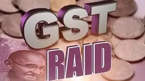 Agra: गुटखा कारोबारी के गोदाम पर GST team ने मारा छापा Agra: गुटखा कारोबारी के गोदाम पर GST team ने मारा छापा
