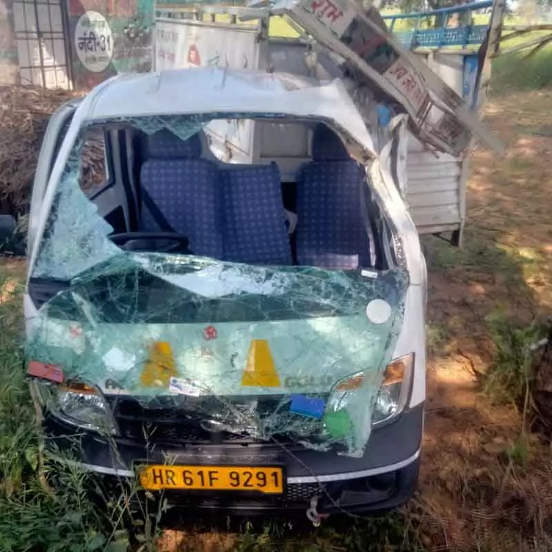 Bhiwani में सड़क हादसे में तीन महिलाओं की मौत, 12 घायल Bhiwani में सड़क हादसे में तीन महिलाओं की मौत, 12 घायल
