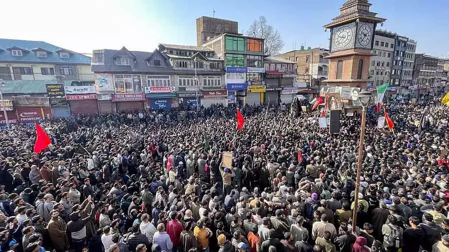 Iran के सुप्रीम लीडर अली खामेनेई की हत्या के विरोध में कश्मीर में पाबंदियां लगाई गई Iran के सुप्रीम लीडर अली खामेनेई की हत्या के विरोध में कश्मीर में पाबंदियां लगाई गई