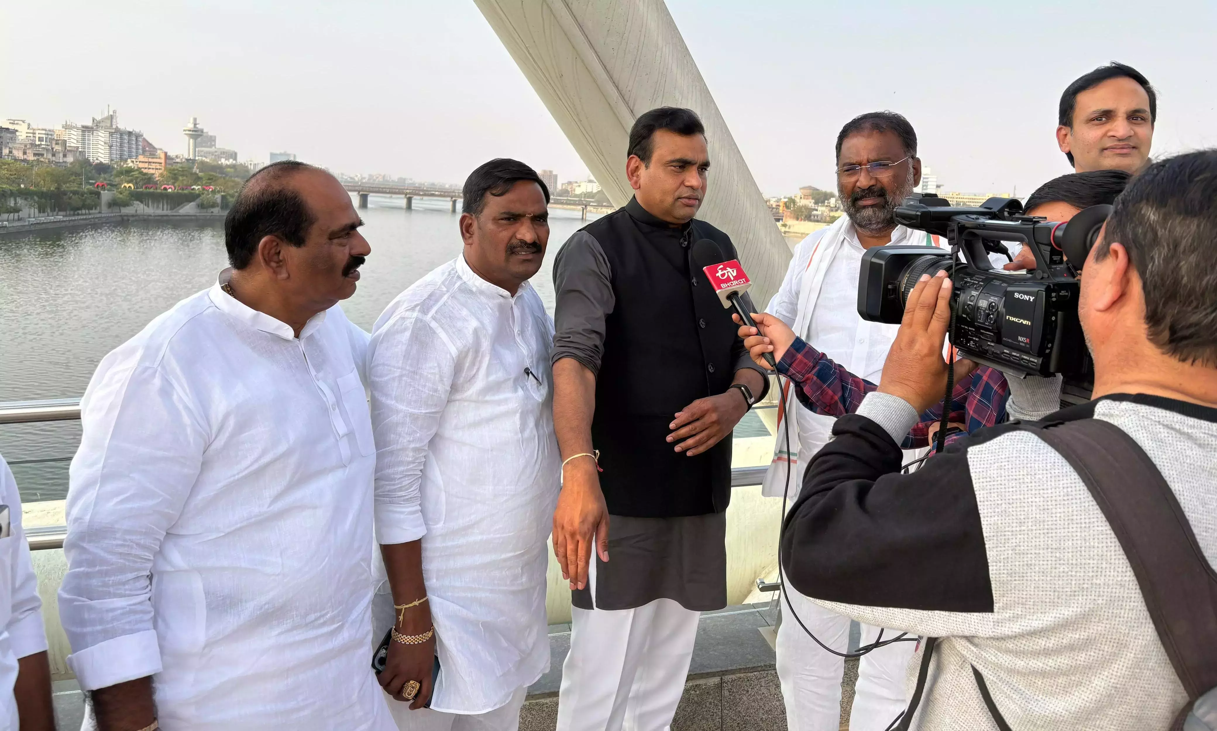 Congress ने बीजेपी पर रिवरफ्रंट प्रोजेक्ट्स पर दोहरे मापदंड अपनाने का आरोप लगाया Congress ने बीजेपी पर रिवरफ्रंट प्रोजेक्ट्स पर दोहरे मापदंड अपनाने का आरोप लगाया