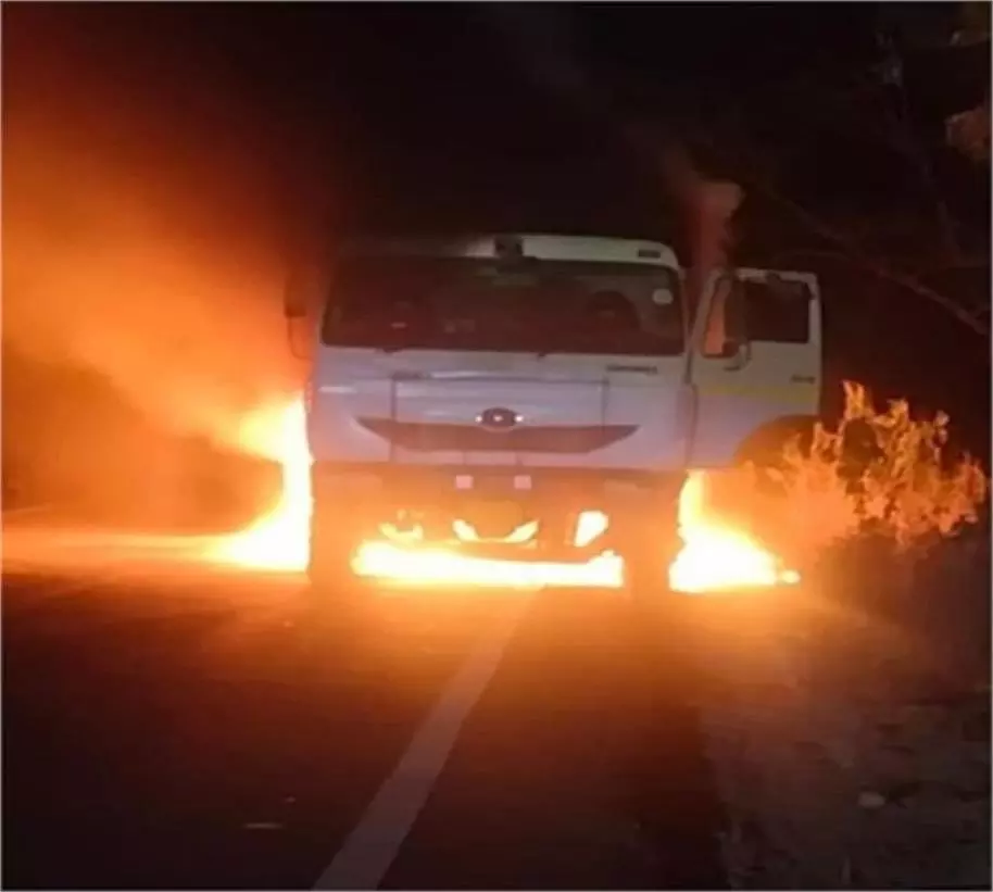 Punjab: बीच सड़क चलते टिप्पर में लगी भीषण आग, धू-धू कर जला Punjab: बीच सड़क चलते टिप्पर में लगी भीषण आग, धू-धू कर जला