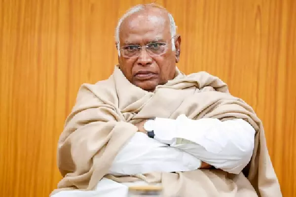 Kharge ने खामेनेई की हत्या की निंदा की, ईरान के लोगों के प्रति संवेदना व्यक्त की Kharge ने खामेनेई की हत्या की निंदा की, ईरान के लोगों के प्रति संवेदना व्यक्त की