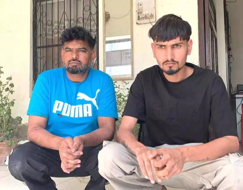 Hanumangarh में बंबीहा गैंग के 2 लोग गिरफ्तार, 11 पिस्टल, 22 मैगज़ीन ज़ब्त Hanumangarh में बंबीहा गैंग के 2 लोग गिरफ्तार, 11 पिस्टल, 22 मैगज़ीन ज़ब्त