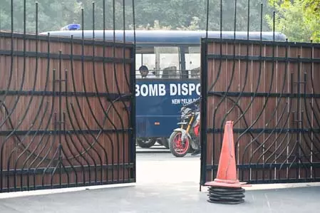 तीन स्कूलों को मिले धमकी भरे ईमेल, जांच में जुटी पुलिस तीन स्कूलों को मिले धमकी भरे ईमेल, जांच में जुटी पुलिस