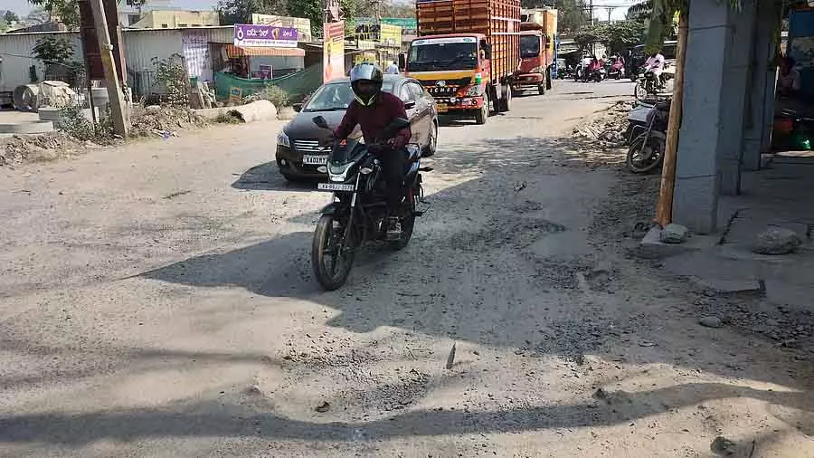 Bengaluru : टेकऑफ के बावजूद, एयरपोर्ट रोड का काम अभी पूरा नहीं हुआ है Bengaluru : टेकऑफ के बावजूद, एयरपोर्ट रोड का काम अभी पूरा नहीं हुआ है