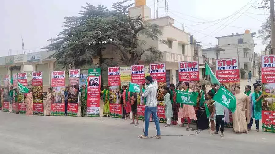 एस. मेदाहल्ली में ज़मीन अधिग्रहण का विरोध: Farmers ने ह्यूमन चेन बनाई एस. मेदाहल्ली में ज़मीन अधिग्रहण का विरोध: Farmers ने ह्यूमन चेन बनाई
