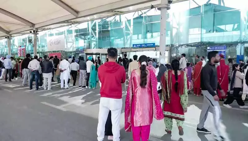 ईरान-इज़राइल संघर्ष, Amritsar एयरपोर्ट पर फ़्लाइट ऑपरेशन में रुकावट आई ईरान-इज़राइल संघर्ष, Amritsar एयरपोर्ट पर फ़्लाइट ऑपरेशन में रुकावट आई