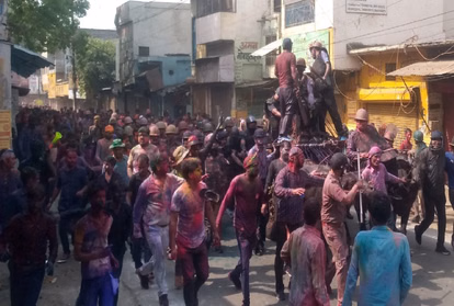 Shahjahanpur: बड़े लाट साहब जुलूस पर कड़ी निगरानी Shahjahanpur: बड़े लाट साहब जुलूस पर कड़ी निगरानी