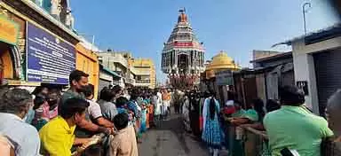 Kumbakonam के चक्रपाणि मंदिर में मसीमाखा रथ जुलूस Kumbakonam के चक्रपाणि मंदिर में मसीमाखा रथ जुलूस