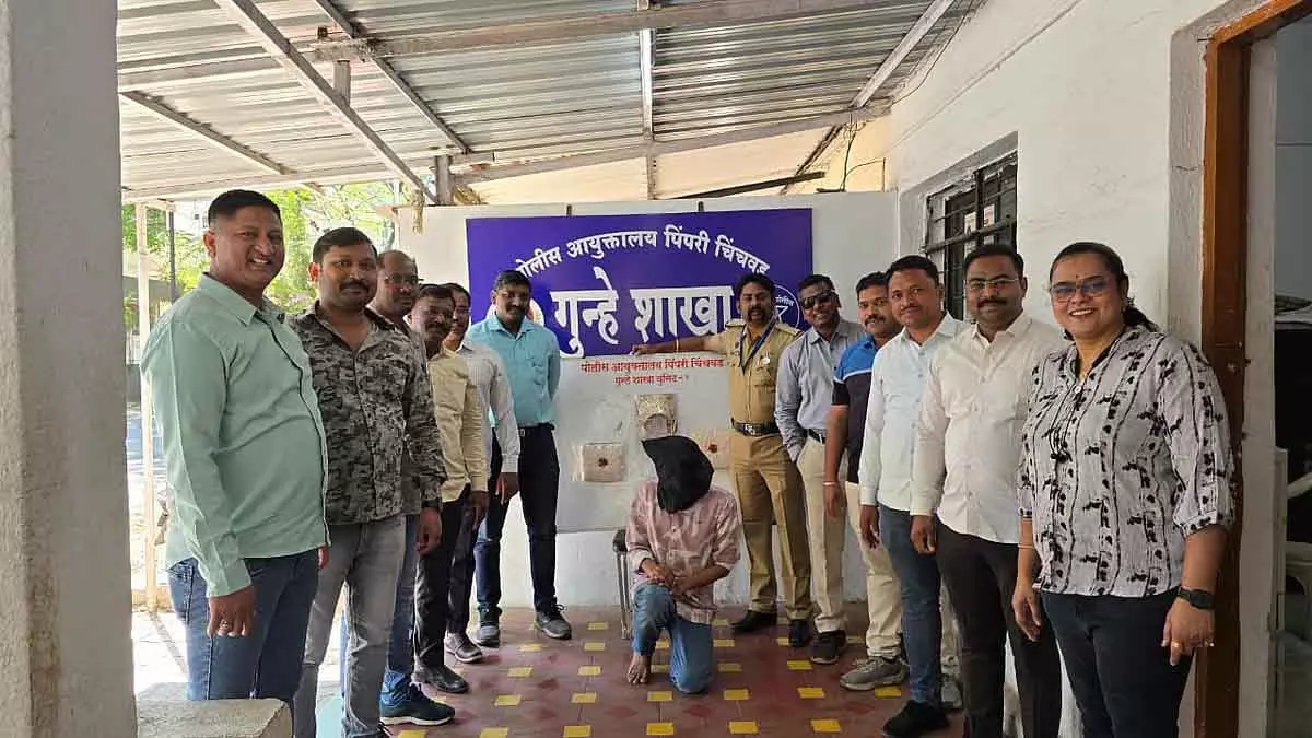 Pune : नकली पुजारी ने पिंपरी-चिंचवड़ जैन मंदिर से ₹2.5 लाख का चांदी का मुकुट चुराया Pune : नकली पुजारी ने पिंपरी-चिंचवड़ जैन मंदिर से ₹2.5 लाख का चांदी का मुकुट चुराया