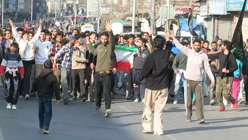 खामेनेई की हत्या के विरोध में Kashmir में प्रदर्शन, अमेरिका और इज़रायल के खिलाफ नारेबाजी खामेनेई की हत्या के विरोध में Kashmir में प्रदर्शन, अमेरिका और इज़रायल के खिलाफ नारेबाजी