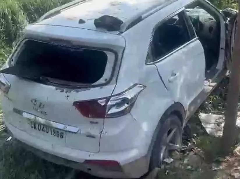Rampur: बकरी चोरी कर भाग रहे बदमाशों की कार खाई में गिरी Rampur: बकरी चोरी कर भाग रहे बदमाशों की कार खाई में गिरी