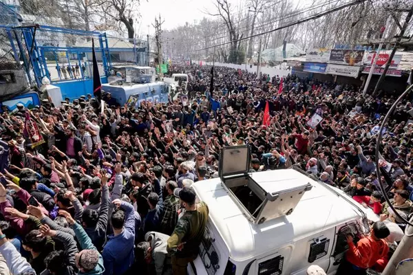 Srinagar: श्रीनगर में प्रदर्शन के बाद तनाव, सुरक्षा बलों ने किया बल प्रयोग Srinagar: श्रीनगर में प्रदर्शन के बाद तनाव, सुरक्षा बलों ने किया बल प्रयोग