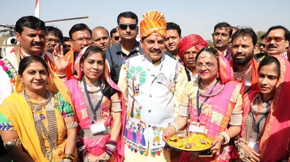 Barwani: सीएम यादव ने कैबिनेट के साथ मंदिर में की पूजा Barwani: सीएम यादव ने कैबिनेट के साथ मंदिर में की पूजा