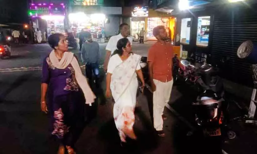Kerala : मेयर ने पनयप्पल्ली में बिल्डिंग दुर्घटनास्थल का दौरा किया Kerala : मेयर ने पनयप्पल्ली में बिल्डिंग दुर्घटनास्थल का दौरा किया