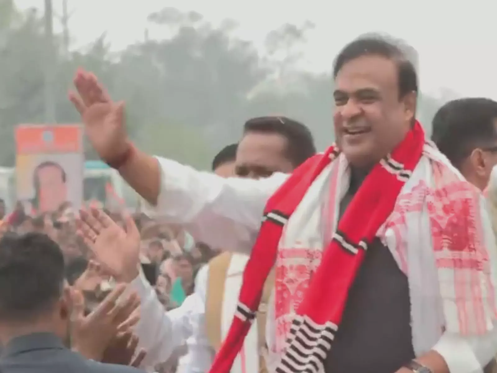 Gohpur में जन आशीर्वाद यात्रा के तीसरे दिन हजारों लोगों ने असम के सीएम का स्वागत किया Gohpur में जन आशीर्वाद यात्रा के तीसरे दिन हजारों लोगों ने असम के सीएम का स्वागत किया