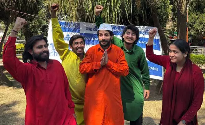 JAMMU: नटरंग ने नाटक घोटाला का मंचन किया JAMMU: नटरंग ने नाटक घोटाला का मंचन किया