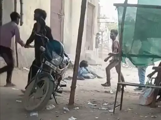 चखना सेंटर में जमकर मारपीट, दो गुट भिड़े चखना सेंटर में जमकर मारपीट, दो गुट भिड़े