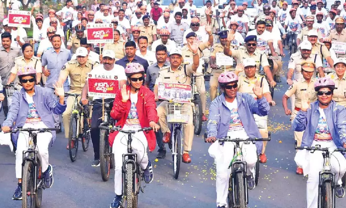Andhra: 510 किलोमीटर की ‘ड्रग्स पाई दंडयात्रा’ साइकिल रैली संपन्न Andhra: 510 किलोमीटर की ‘ड्रग्स पाई दंडयात्रा’ साइकिल रैली संपन्न