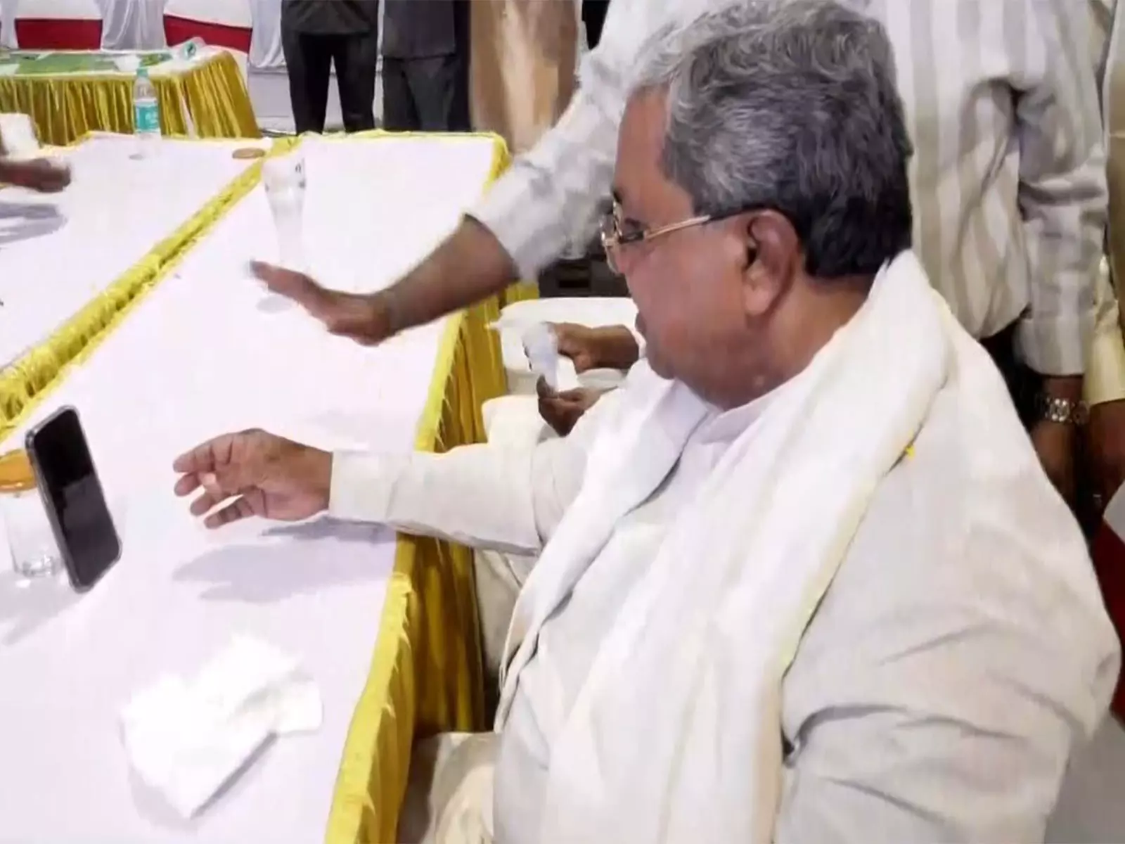 CM सिद्धारमैया ने मिडिल ईस्ट तनाव के बीच दुबई में फंसे कर्नाटक के लोगों से बात की CM सिद्धारमैया ने मिडिल ईस्ट तनाव के बीच दुबई में फंसे कर्नाटक के लोगों से बात की
