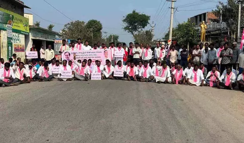 Siddipet जिले के लक्ष्मीदेवीपल्ली में किसानों और बीआरएस नेताओं ने विरोध प्रदर्शन किया Siddipet जिले के लक्ष्मीदेवीपल्ली में किसानों और बीआरएस नेताओं ने विरोध प्रदर्शन किया