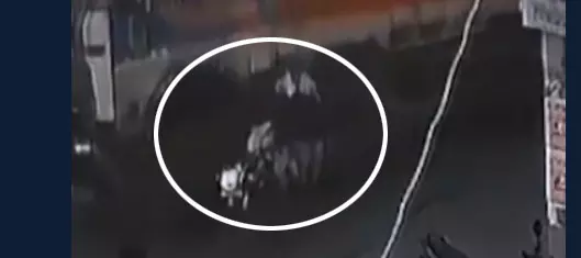 मां-बेटे की मौत का LIVE मंजर...डर गए लोग मां-बेटे की मौत का LIVE मंजर...डर गए लोग