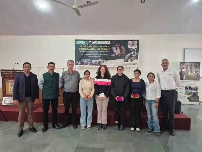 Palampur के एक्सपर्ट्स ने इकोलॉजिकल बैलेंस के लिए गिद्धों की सुरक्षा पर ज़ोर दिया Palampur के एक्सपर्ट्स ने इकोलॉजिकल बैलेंस के लिए गिद्धों की सुरक्षा पर ज़ोर दिया