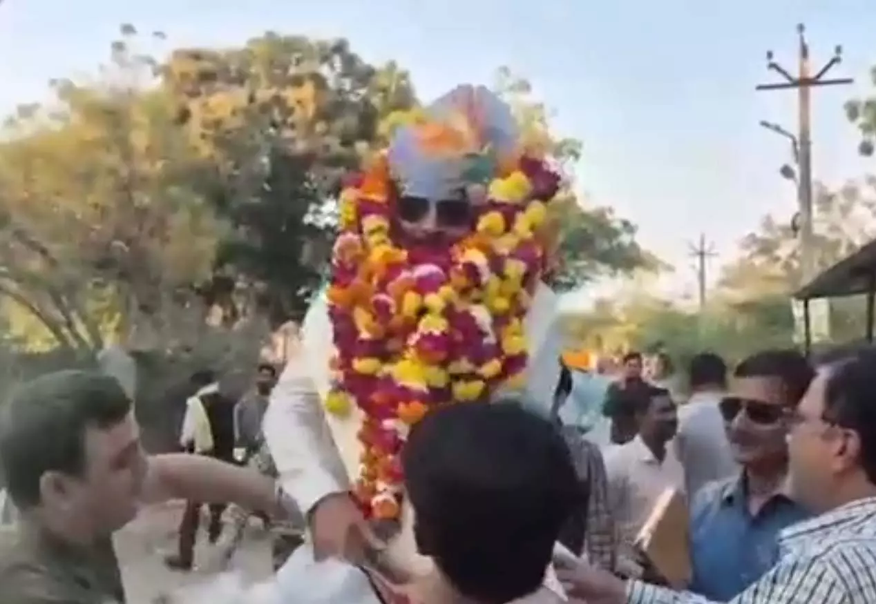 रिटायरमेंट! अनोखे अंदाज में विदाई दी गई...अजब ही नजारा देखने को मिला रिटायरमेंट! अनोखे अंदाज में विदाई दी गई...अजब ही नजारा देखने को मिला