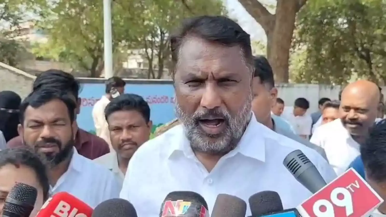 Telangana के मंत्री ने ईरान में भारतीयों को मदद का भरोसा दिया, शांति की अपील की Telangana के मंत्री ने ईरान में भारतीयों को मदद का भरोसा दिया, शांति की अपील की