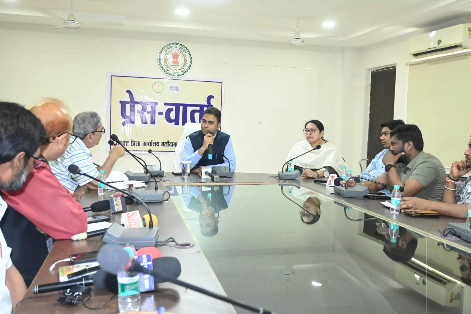 बलौदाबाजार के नवपदस्थ कलेक्टर ने ली प्रेस कॉन्फ्रेंस बलौदाबाजार के नवपदस्थ कलेक्टर ने ली प्रेस कॉन्फ्रेंस