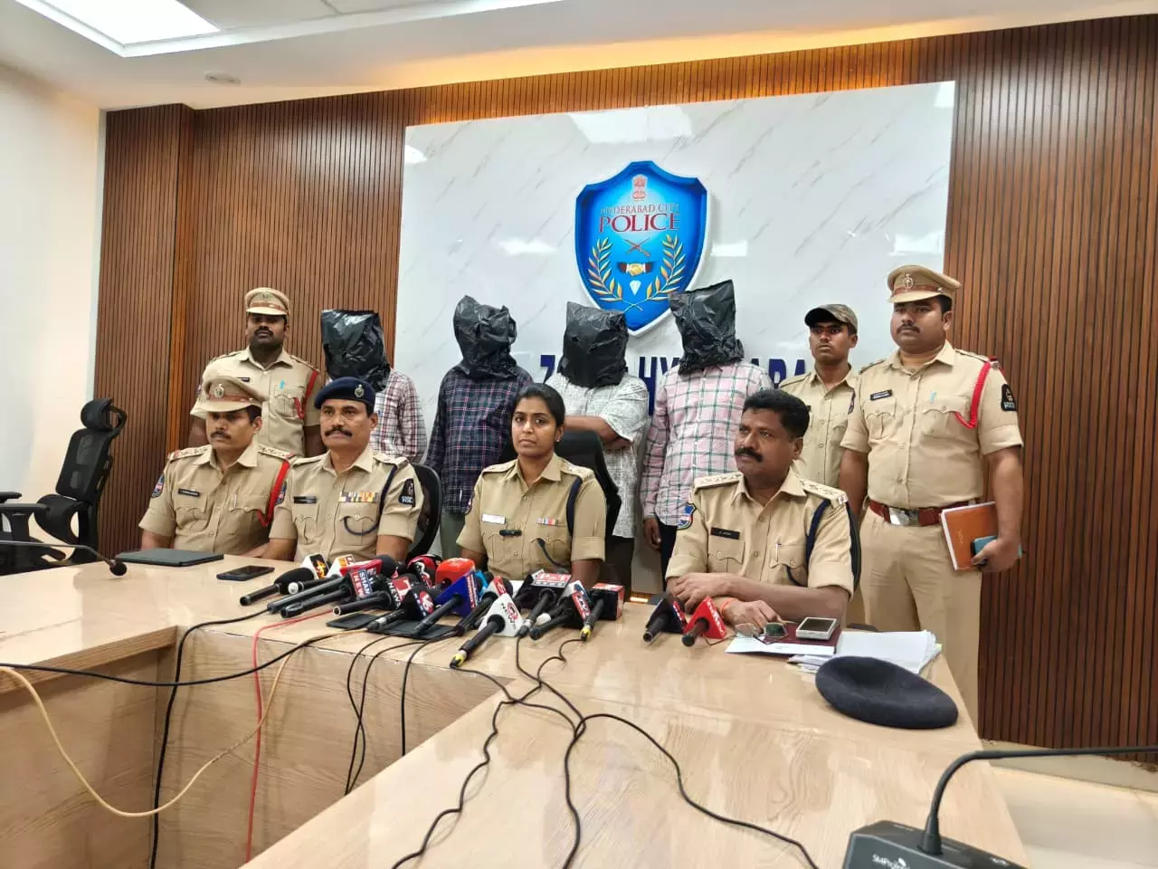 Amberpet में एक ही परिवार के तीन सदस्यों को आत्महत्या के लिए उकसाने के आरोप में चार लोग गिरफ्तार Amberpet में एक ही परिवार के तीन सदस्यों को आत्महत्या के लिए उकसाने के आरोप में चार लोग गिरफ्तार