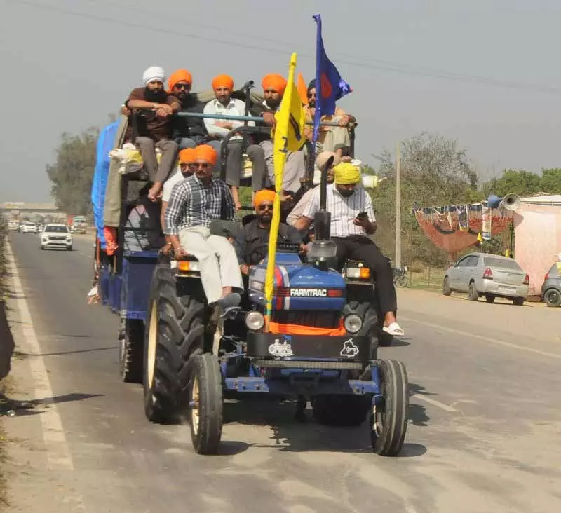 Hola Mohalla के लिए अमृतसर से भक्त आनंदपुर साहिब जा रहे हैं Hola Mohalla के लिए अमृतसर से भक्त आनंदपुर साहिब जा रहे हैं