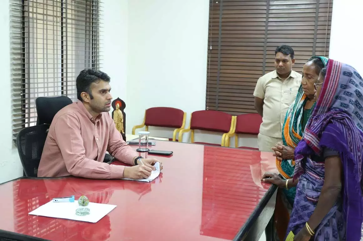 कलेक्टर ने जनदर्शन में सुनीं आमजन की समस्याएं, त्वरित निराकरण के दिए निर्देश कलेक्टर ने जनदर्शन में सुनीं आमजन की समस्याएं, त्वरित निराकरण के दिए निर्देश