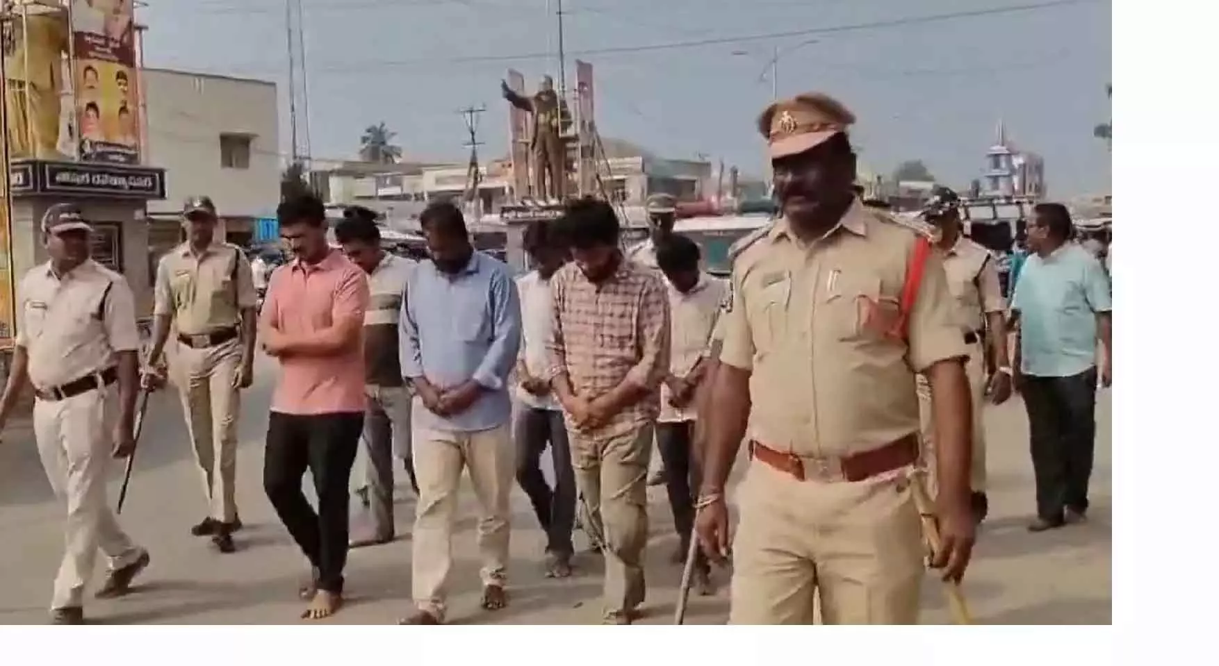 Andhra Pradesh में आरोपियों को पब्लिक में परेड कराने पर YSRCP की कड़ी आलोचना Andhra Pradesh में आरोपियों को पब्लिक में परेड कराने पर YSRCP की कड़ी आलोचना