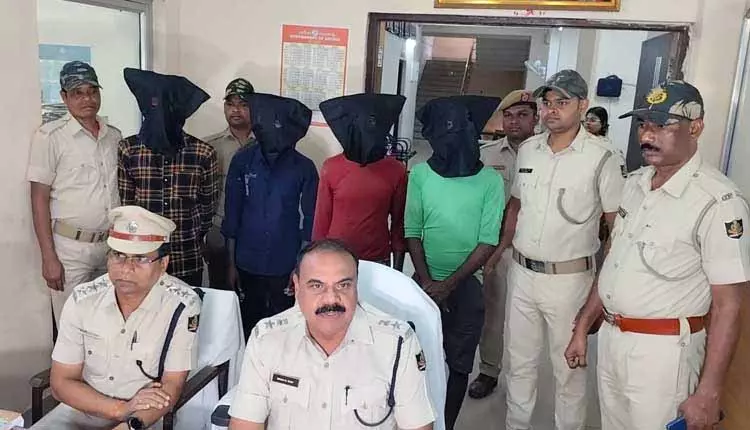Bhadrak में अंतर-जिला डकैत गिरोह का भंडाफोड़, 4 गिरफ्तार Bhadrak में अंतर-जिला डकैत गिरोह का भंडाफोड़, 4 गिरफ्तार