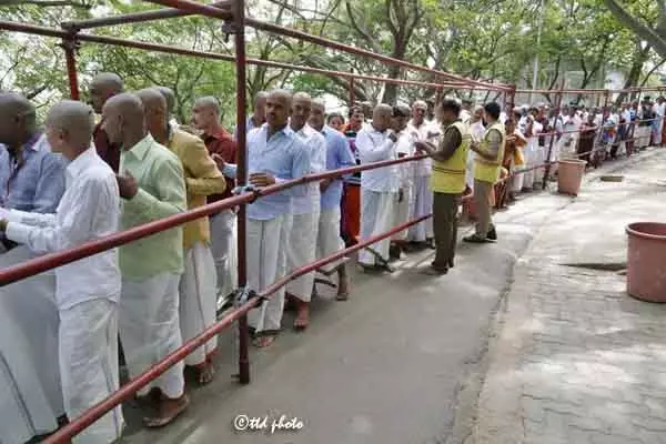 Tirupati में एंट्री फीस विरोध से रोड ब्लॉक, तीर्थयात्रियों में नाराज़गी Tirupati में एंट्री फीस विरोध से रोड ब्लॉक, तीर्थयात्रियों में नाराज़गी