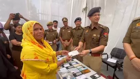 Police की बड़ी कामयाबी, 111 खोए स्मार्टफोन मालिकों को लौटाए Police की बड़ी कामयाबी, 111 खोए स्मार्टफोन मालिकों को लौटाए