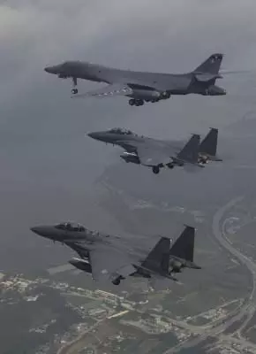 B-1B Lancer से गहरे मिसाइल ठिकानों पर वार, 1000 से ज्यादा लक्ष्य तबाह B-1B Lancer से गहरे मिसाइल ठिकानों पर वार, 1000 से ज्यादा लक्ष्य तबाह