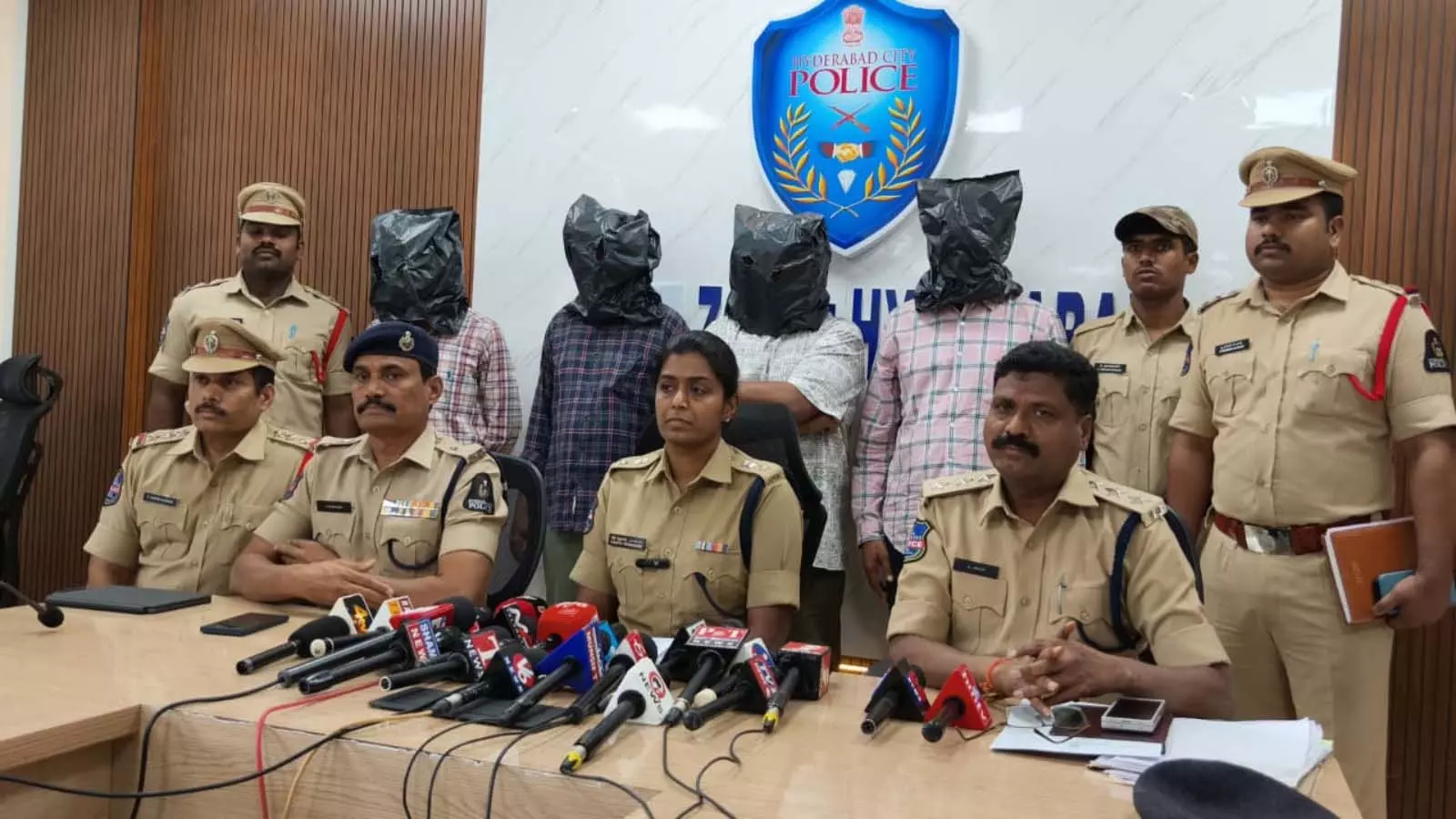 Hyderabad: तीन लोगों की आत्महत्या के लिए उकसाने के आरोप में 4 अवैध साहूकार गिरफ्तार Hyderabad: तीन लोगों की आत्महत्या के लिए उकसाने के आरोप में 4 अवैध साहूकार गिरफ्तार