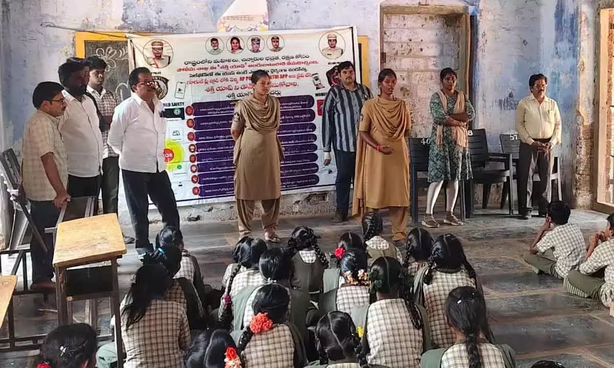 Nellore पुलिस ने स्कूलों में बच्चों की सुरक्षा के लिए अभियान तेज़ किया Nellore पुलिस ने स्कूलों में बच्चों की सुरक्षा के लिए अभियान तेज़ किया