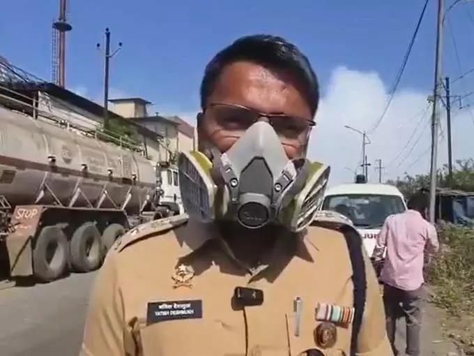 Maharashtra में ओलियम गैस लीक से हड़कंप, कर्मचारियों को सुरक्षित निकाल लिया गया Maharashtra में ओलियम गैस लीक से हड़कंप, कर्मचारियों को सुरक्षित निकाल लिया गया