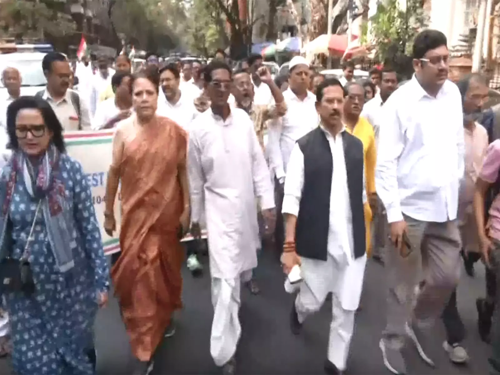 कांग्रेस ने SIR ड्राइव के दौरान असली वोटर्स के नाम हटाने के विरोध में राज्य EC ऑफिस तक विरोध मार्च निकाला कांग्रेस ने SIR ड्राइव के दौरान असली वोटर्स के नाम हटाने के विरोध में राज्य EC ऑफिस तक विरोध मार्च निकाला