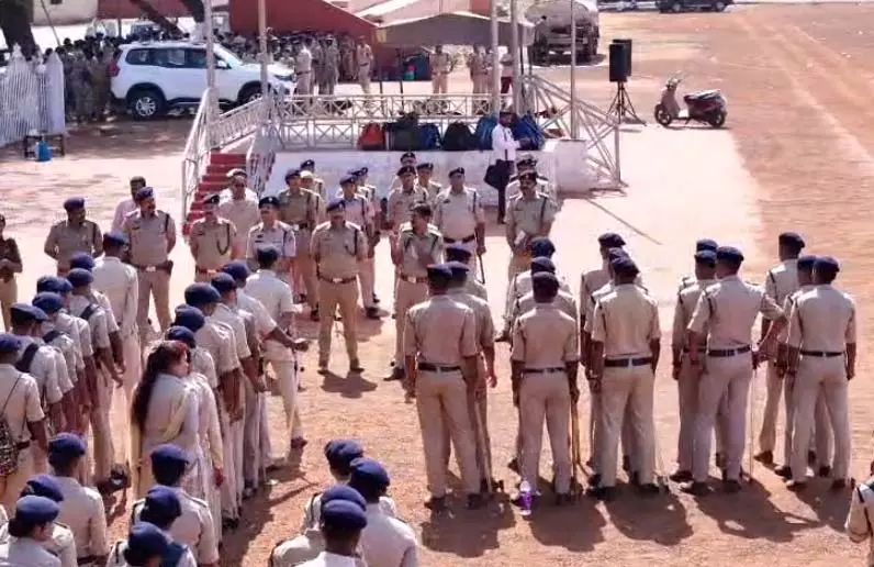 रायपुर कमिश्नरेट पुलिस ने होली पर्व पर निकाला फ्लैग मार्च, देखें VIDEO... रायपुर कमिश्नरेट पुलिस ने होली पर्व पर निकाला फ्लैग मार्च, देखें VIDEO...