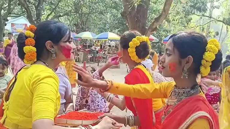 Ladies Club ने बशीरहाट में शांतिनिकेतन स्टाइल का स्विंग फेस्टिवल ऑर्गनाइज़ किया Ladies Club ने बशीरहाट में शांतिनिकेतन स्टाइल का स्विंग फेस्टिवल ऑर्गनाइज़ किया