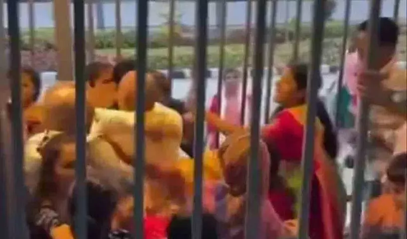 सोमवार को Tirumala में भक्तों की लाइन में झड़प हुई सोमवार को Tirumala में भक्तों की लाइन में झड़प हुई