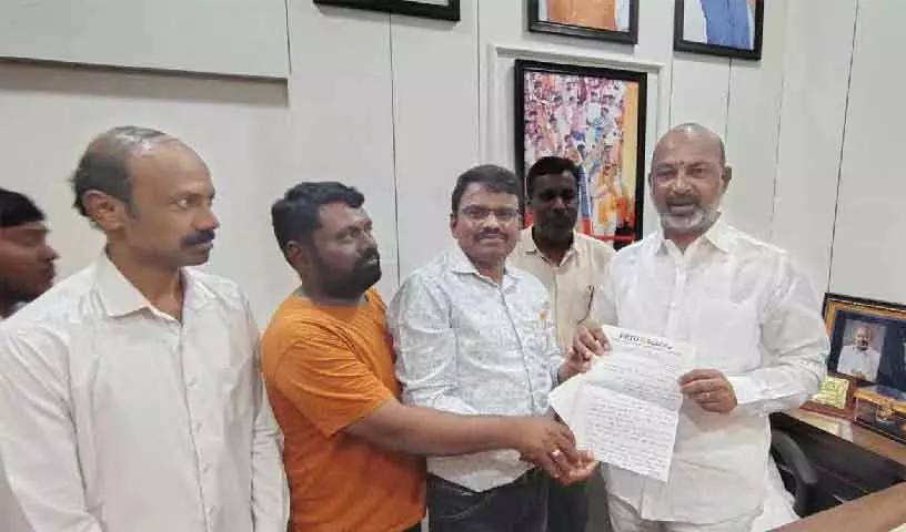 Telangana यूनियन ने केंद्र से दुबई फंसे शिक्षकों की वापसी की अपील की Telangana यूनियन ने केंद्र से दुबई फंसे शिक्षकों की वापसी की अपील की