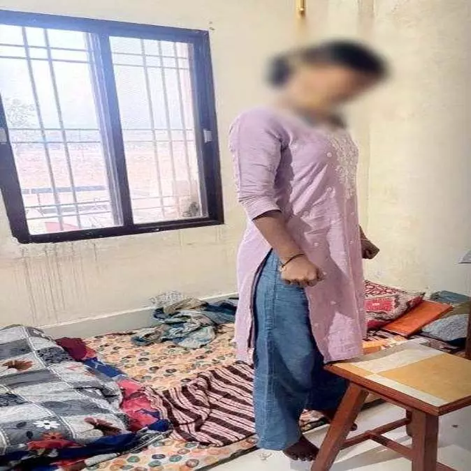कक्षा 11वीं छात्रा ने पुलिस लाइन क्वार्टर में फांसी लगाकर आत्महत्या, परिजन सदमें में कक्षा 11वीं छात्रा ने पुलिस लाइन क्वार्टर में फांसी लगाकर आत्महत्या, परिजन सदमें में