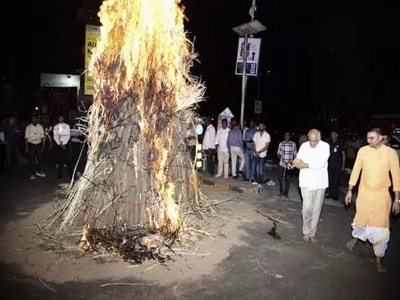 Ahmedabad: वैदिक होली सेलिब्रेशन में शामिल हुए सीएम भूपेंद्र पटेल Ahmedabad: वैदिक होली सेलिब्रेशन में शामिल हुए सीएम भूपेंद्र पटेल