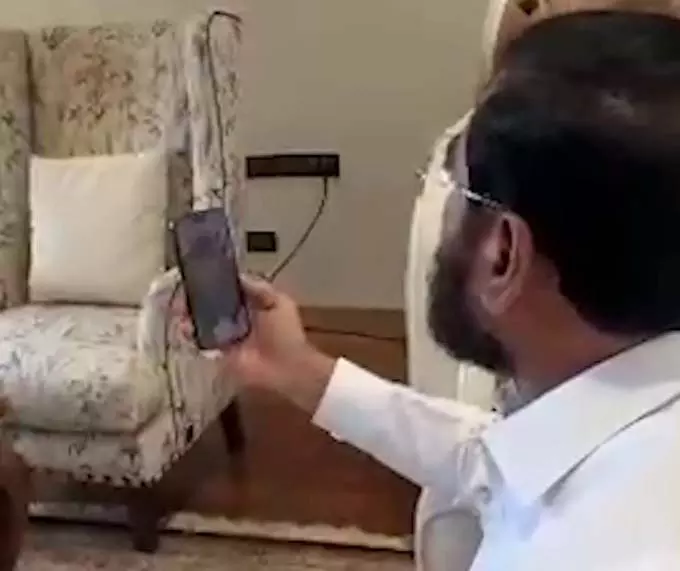 Dubai में फंसे मराठी नागरिकों की मदद के लिए शिंदे ने वीडियो कॉल की Dubai में फंसे मराठी नागरिकों की मदद के लिए शिंदे ने वीडियो कॉल की